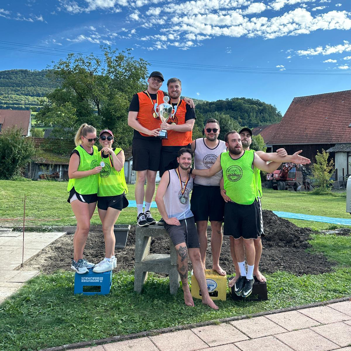 Siegerteam feiert auf dem Podest